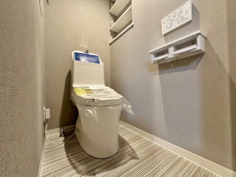 トイレ ゆとりをもったトイレの広さ、落ち着く場を演出できました。ウォッシュレット付き、棚を設置済みです。