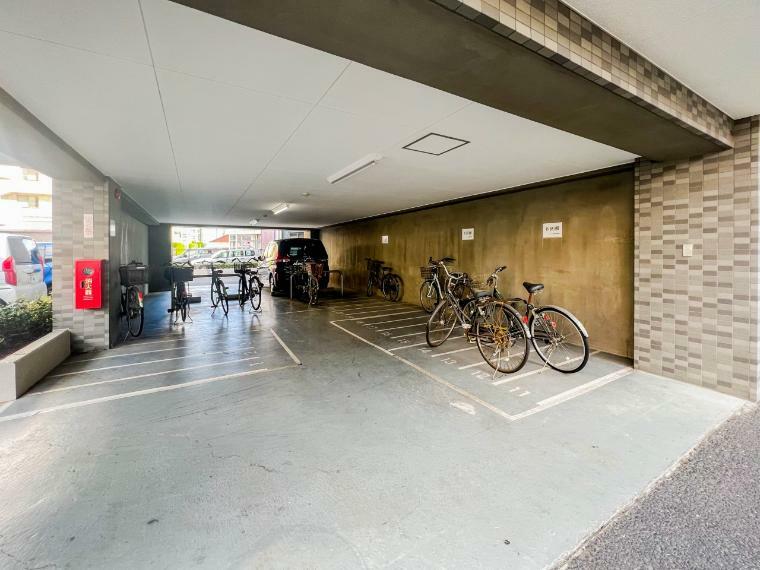 駐輪場 【駐輪場】駐輪場があると自転車を自由に出し入れ出来るので便利。屋根付きで雨にさらされる心配もありません。