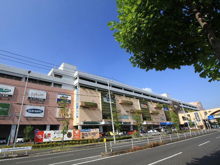 ショッピングセンター トレッサ横浜（約200もの専門店が集まる首都圏初のオートモール複合施設。ショッピング、グルメ、小さなお子さまも楽しめます。）