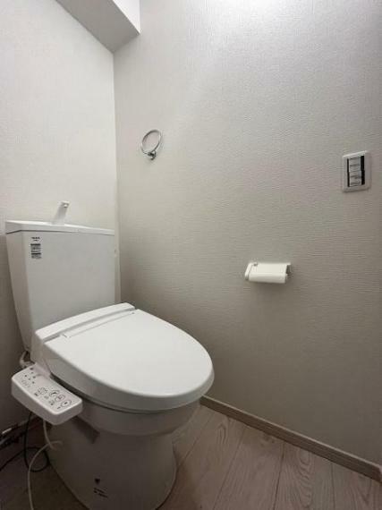 トイレ シンプルなデザインのトイレです 白を基調とした清潔感あふれる空間