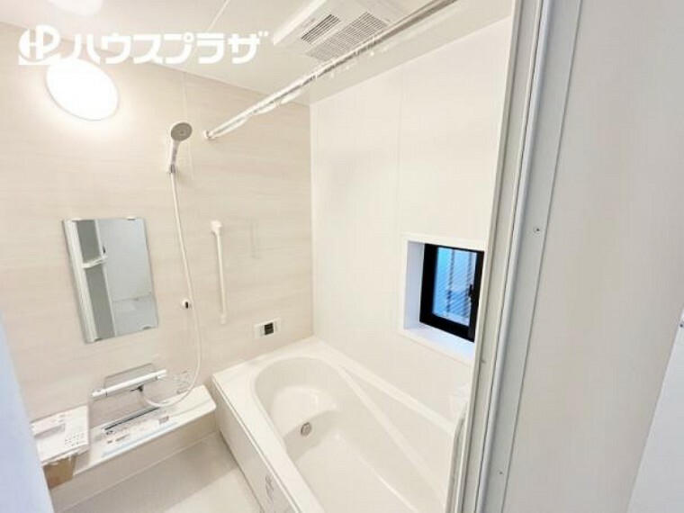 浴室 A号棟 浴室乾燥機付きで洗濯物を干すことが可能です。梅雨の時期やカビ対策にも大変便利です。
