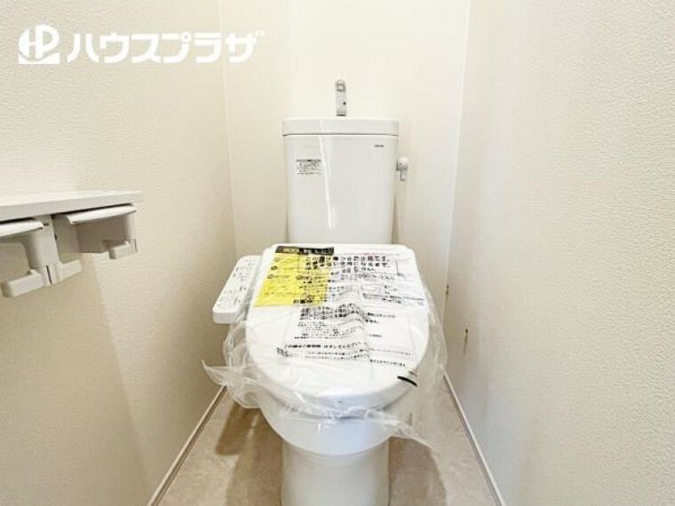 トイレ A号棟 シャワートイレは棚付2連紙巻機のペーパーホルダーで補充もスムーズです。
