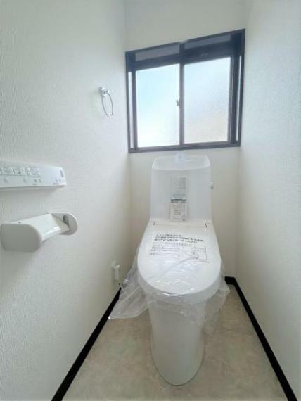 トイレ 【リフォーム済】トイレはLIXIL製の温水洗浄機能付きに新品交換しました。キズや汚れが付きにくい加工が施してあるのでお手入れが簡単です。