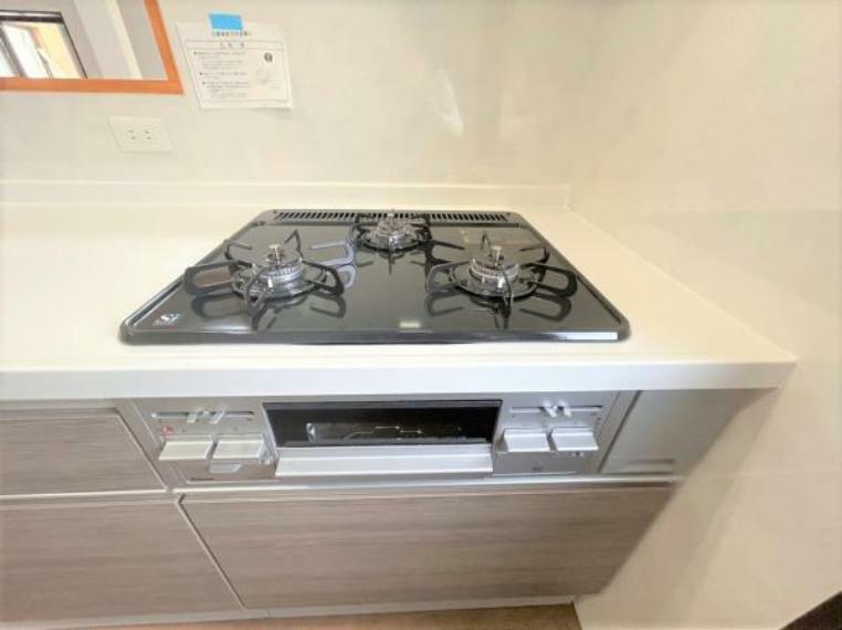 キッチン 【リフォーム済】新品交換したキッチンは3口コンロで同時調理が可能。大きなお鍋を置いても困らない広さです。お手入れ簡単なコンロなのでうっかり吹きこぼしてもお掃除ラクラクです。