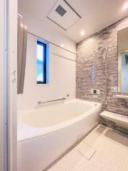 浴室 【多機能な一坪タイプの広々浴室】一坪タイプの浴室は、足を延ばし、仰向けにくつろいで入浴出来ます。換気乾燥暖房機付きです