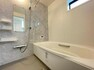 浴室 清潔感と和らぎあるカラーで統一し、ゆったりお使い頂ける柔らかな曲線で構成された、半身浴も楽しめるバスタブが心地よさをもたらします（2024.1.22撮影）