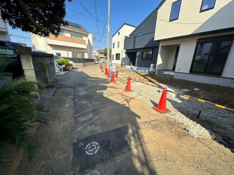 現況写真 前面道路も幅員があり車の運転も安心！前面道路は閑静な住宅地で車通りの少ない道路です。