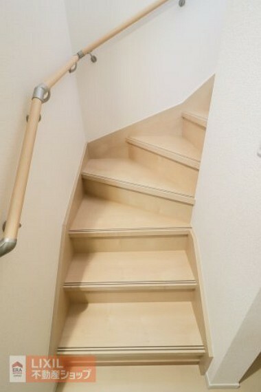 【内装】現地完成写真。階段は手すりもあり妊婦さんからお子様や高齢者も安心です。