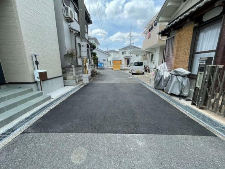 現況写真 こちらの物件は北向きに面しており、前面道路の幅員は約4.7mございます。 車の行き来や車庫入れをスムーズに行うことが可能です。 災害や緊急時の際でも、通路のスペースが確保されているので安心ですね。