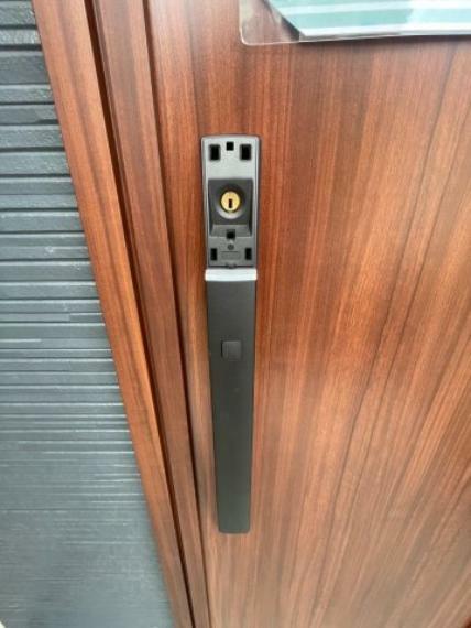 防犯設備 ワンタッチで楽々施錠解錠ができるスマートキー搭載の玄関ドアです。 セキュリティレベルが高く、不正な侵入を防止します。 お買い物帰りや夜遅くの帰宅時でもスムーズに出入りすることができます。