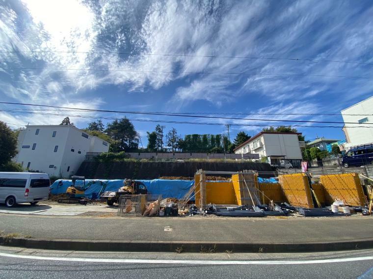 現況外観写真 田園都市線「あざみ野」駅、小田急線「向ケ丘遊園」駅とそれぞれ急行停車駅へアクセス可能な立地です。全7棟の新築戸建ては、全棟で4LDK、LDK17帖以上のゆとりある間取り設計です。