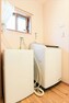 洗面化粧台 洗濯機置き場2台分のペースがございます。乾燥機を横並びで置いたり、アイロンがけスペースにも便利です。