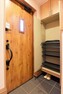 玄関 防犯対策に考慮されたダブルロックドアを採用。様々な物の収納に便利な、シューズボックスも設置済みです。