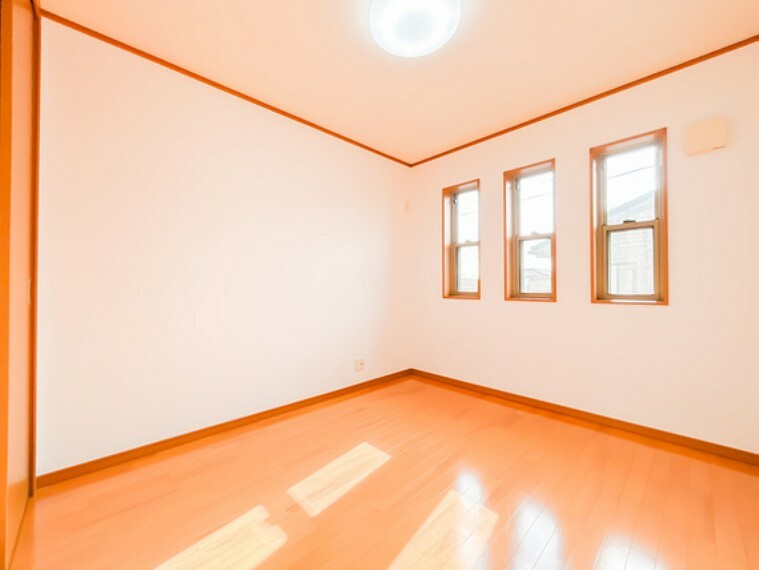 洋室 しっかりと収納スペースもある居室部分はちょうどよい広さです。