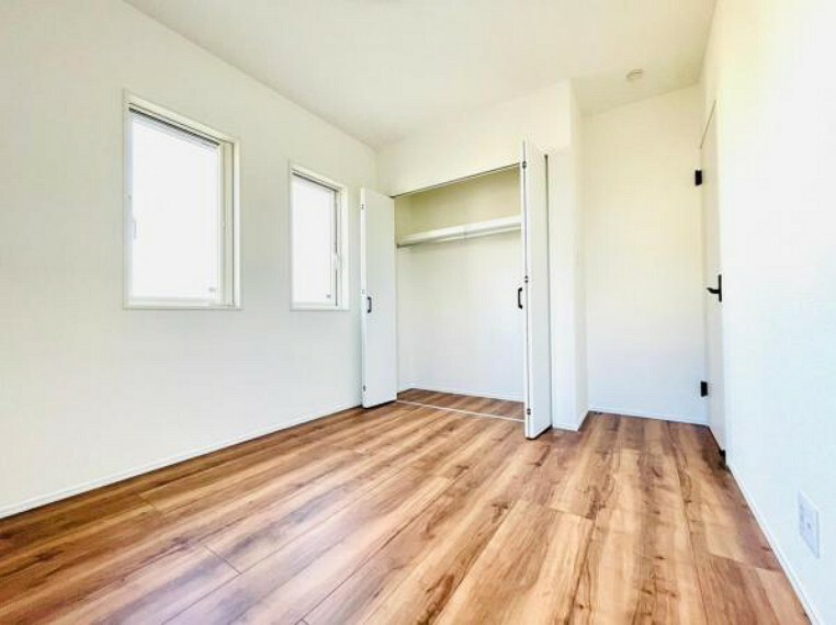 子供部屋 【2階洋室】洋室は白が基調のシンプルなデザインなので、インテリアを配置して自分の好きな空間を作る楽しみが広がります。