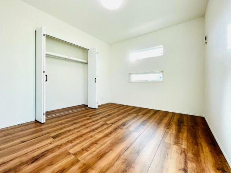 【2階洋室】各部屋にクローゼットが付いているので整理整頓も安心。空間を有効に広く使うことができますね。