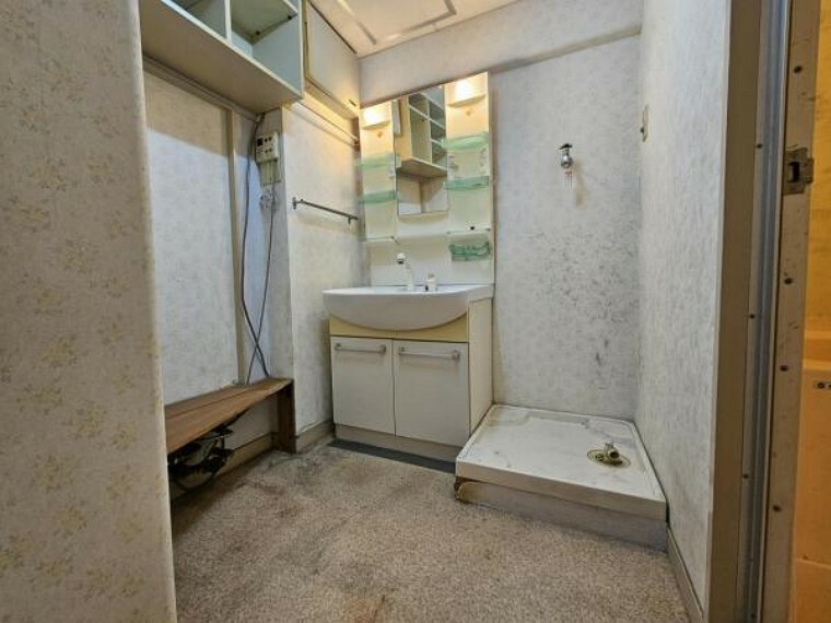 脱衣場 洗濯機を配置しても十分なスペースを確保した設計の洗面室！