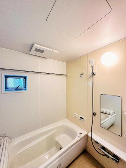 浴室 【一坪タイプの広々浴室】1坪以上の広い浴室なら、お子様と並んで体を洗ってもゆとりがあります