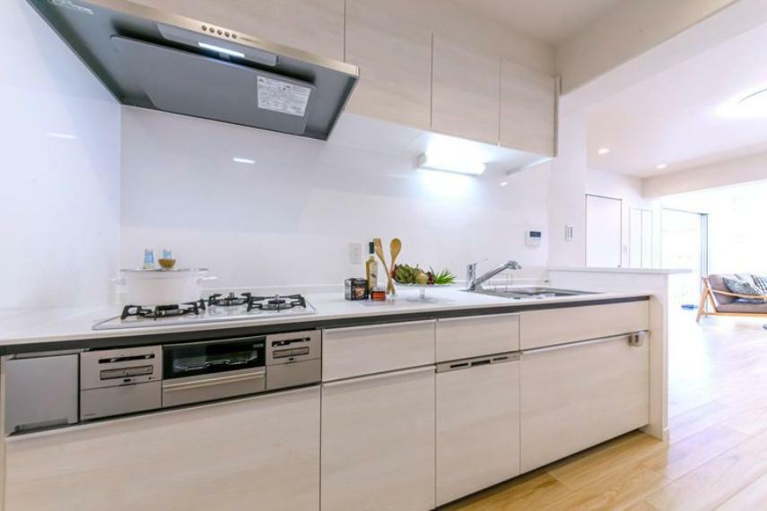 ワイド2700！ホワイトの人造大理石天板の食洗器付システムキッチン。料理がしやすく、より効率的にお料理できるキッチンです。※室内の家具や調度品は、売買代金には含まれません。