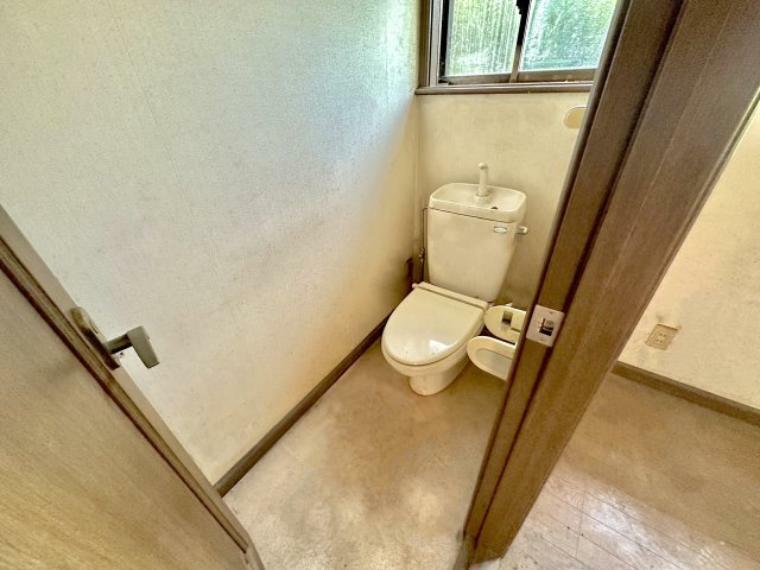 トイレ 大きな窓があり明るいトイレです