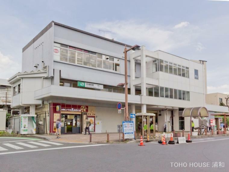 京浜東北・根岸線「北浦和」駅（京浜東北線の停車駅です。駅の広いスペースのターミナルからは、教育機関方面、さいたま市立病院方面へ、バスによる運行が繁盛に行われています。交通の重要な中継地点として利用されています。）