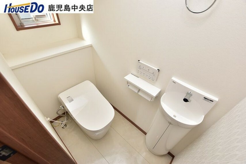 トイレ 【1階トイレ】温水洗浄便座機能付きのトイレです！手洗い器付きです
