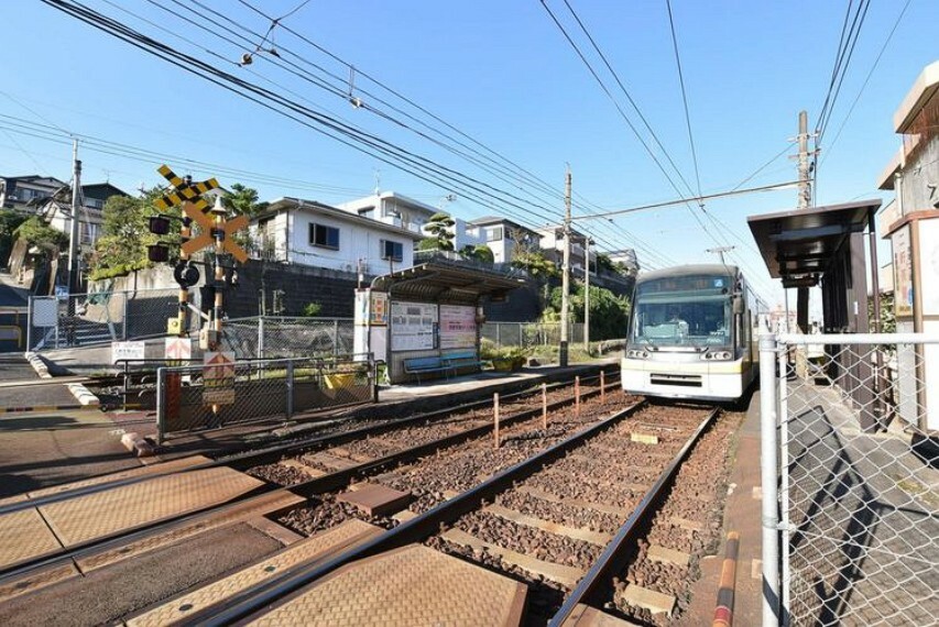 市電 二軒茶屋電停隣接して踏切があり、各ホームとの行き来は電車が通過中でない限りいつでもできる。車椅子使用可（電動不可）。1日平均乗降人員767人（2015年）出典: 『ウィキペディア（Wikip