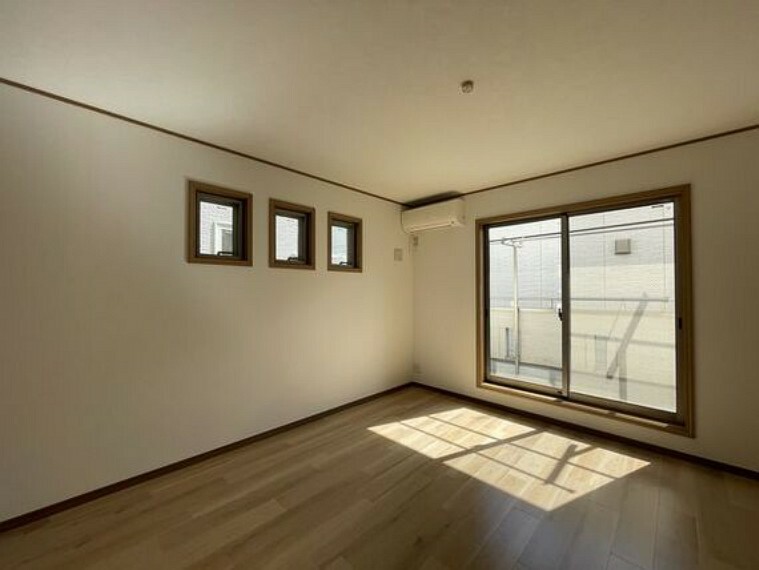 居間・リビング 窓越しに射し込む自然光が風合い豊かな室内を照らし出し、落ち着きのある上品な空間を演出します。