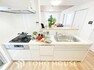 ダイニングキッチン キッチンの収納は、デッドスペースになりやすい箇所を有効活用できる、スライド式収納を採用しました。