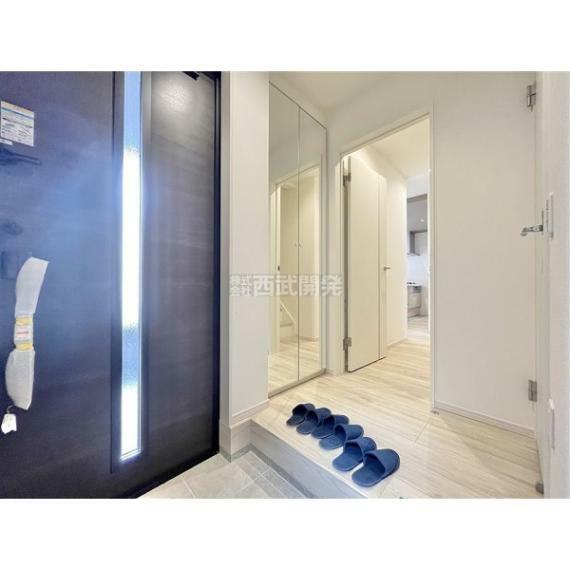 浴室 大きなシューズクローゼットは中の棚板が可動式なのでブーツや長靴なども楽々収納できます！