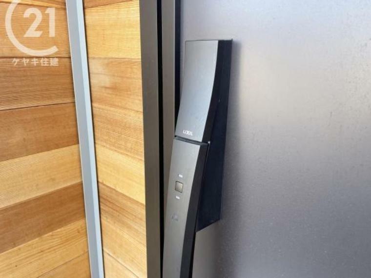 冷暖房・空調設備 ピッキング犯罪を防止する防犯型玄関錠です。玄関には二重のディンプルキータイプの鍵を、さらにバールなどでこじ開けられにくい鎌デッド錠やサムターン回し防止タイプを採用しています。