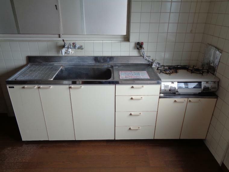 キッチン キッチンは上下に収納があるので調理器具等をしっかり収納できます。