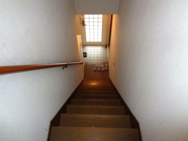 玄関へ降りる階段です。手すりがあるので昇り降りが楽になります。