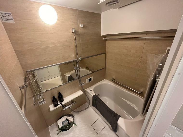 浴室 大きな鏡のついたユニットバス