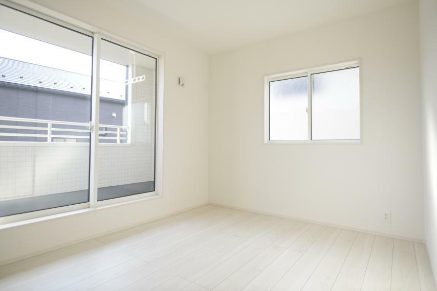 洋室 居室部分の窓ガラスには、高い断熱性と結露防止効果を発揮するペアガラスを採用。
