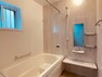 浴室 伊奈町中央3丁目E号棟  ラウンドバスは様々な入浴スタイルを叶えながら節水を実現するベンチ付き形状。