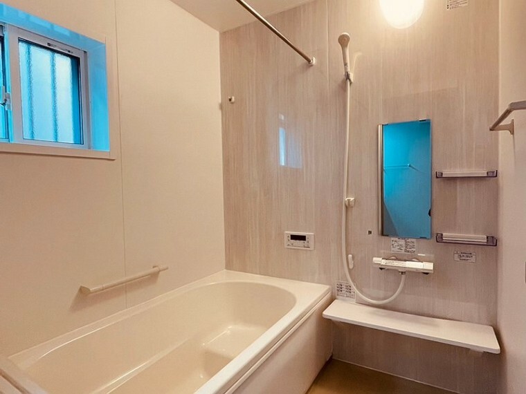 浴室 伊奈町中央3丁目E号棟  ラウンドバスは様々な入浴スタイルを叶えながら節水を実現するベンチ付き形状。