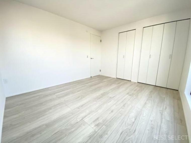 寝室 各居室に収納スペースが設けられ,生活スペースを広く利用できます:洋室7.0帖