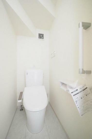トイレ ■トイレ　1階■　奥行があり空間を広く感じるトイレスペース