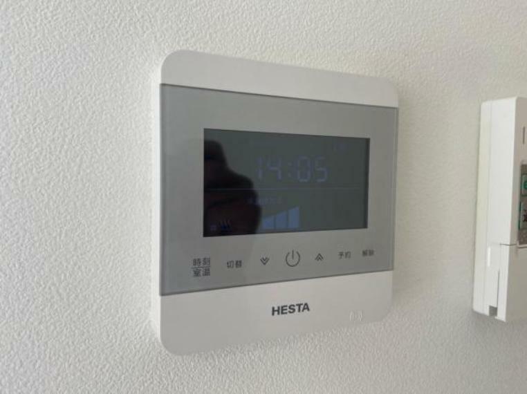 発電・温水設備 HESTAルームヒーターは、省エネで長寿命の第3の床暖房《グラフェン床暖房》を採用。消費電力が抑えられ経済的。火を使わないのでお子様や高齢者も安心です。