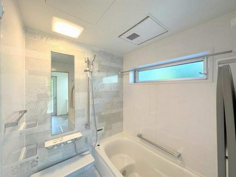 浴室 【浴室】シャワー下のカウンターは壁と浴槽から離れたデザイン