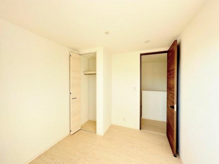 寝室 【居室】壁面クローゼットがあればタンスを置く必要がなく、出っ張りのないスッキリ空間を維持できます。