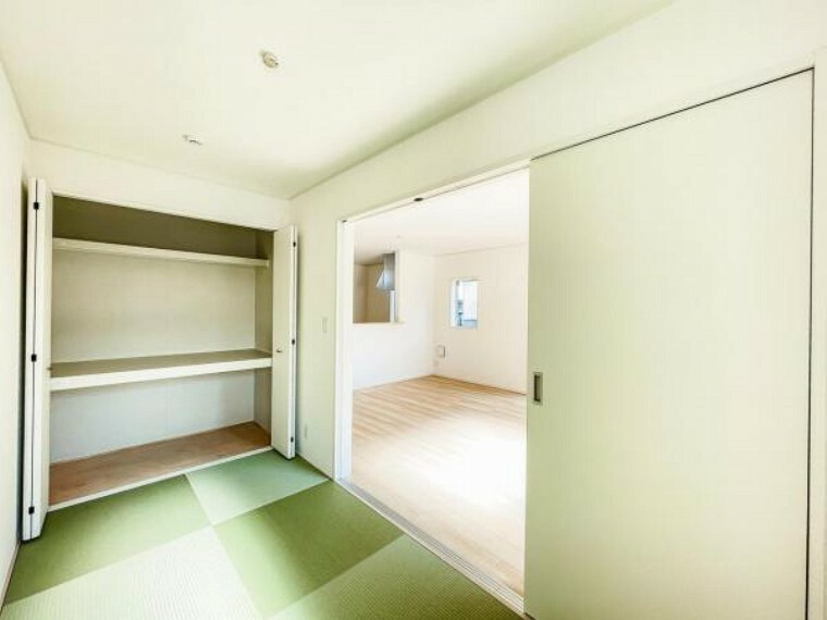 【リビング隣接の和室:約4帖】柔らかい畳の敷かれた和室は、お子様とゆっくりくつろげるお昼寝スペース