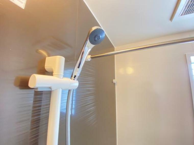 浴室 【リフォーム完成済み】シャワーヘッドの中央は渦を発生させ一気に散水する旋回流のeシャワー、外周はストレートシャワー。二種類のシャワーの組み合わせで、節水と浴び心地のよさを実現。