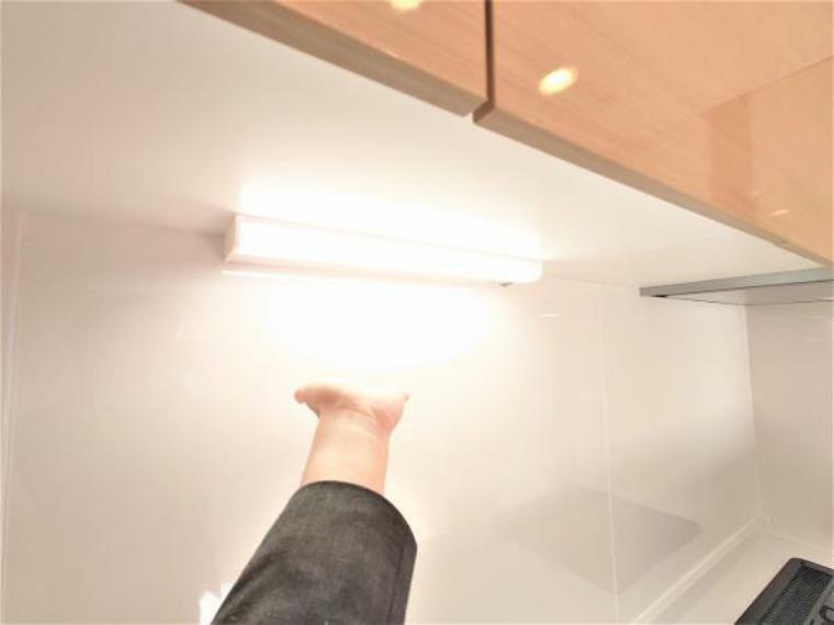 キッチン 【リフォーム完成済み】キッチンの手元灯はパナソニック製のLED照明に交換。センサー機能が付いているので、洗い物で手が濡れている時でも手をかざすだけで照明のON・OFFが出来るので便利ですよ。