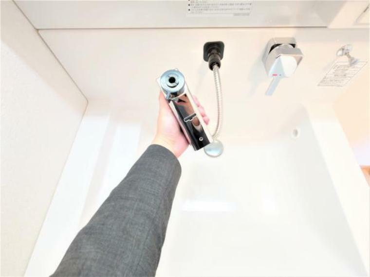 洗面化粧台 【リフォーム完成済み】新品交換した洗面台のボウル部分です。洗い場の淵にアラウンドステップを設けることで物が滑り落ちるのを防止できます。広く平らな底面なので付け置き洗いにも便利です。