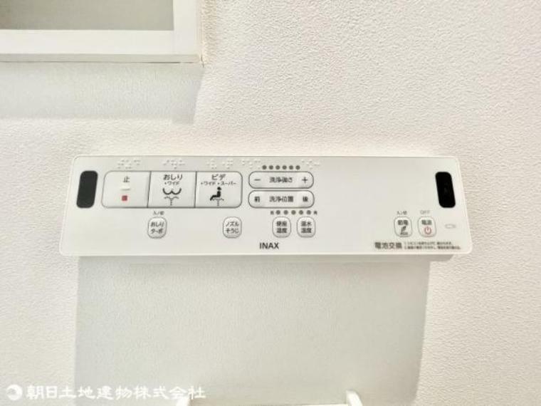 トイレ 様々な操作ができるリモコンを壁面に設置することで、楽な姿勢で温水洗浄の洗い方や水流の強さを調整できます。