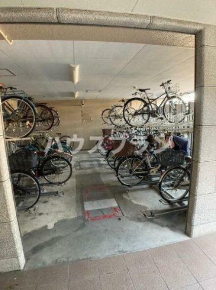 駐輪場 サイクルラック付きできれいに整理整頓がされています。 屋内駐輪場は、安全で便利なサービスを提供しています。 自転車の所有者の方々にとって大切な乗り物を保護し、利用しやすい環境を整えております。