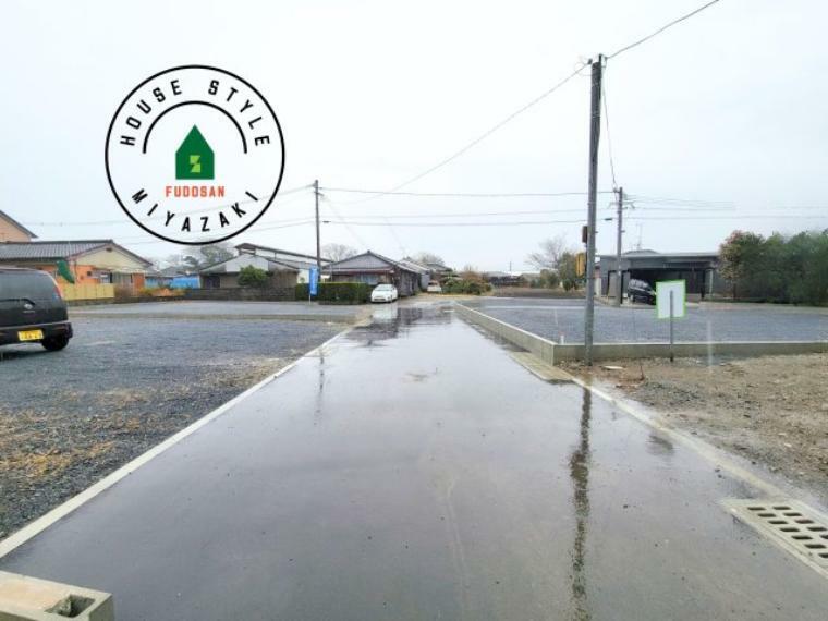 現況写真 前面道路は閑静な住宅地をはしる車通りの少ない道路。お車の出し入れが苦手なママや小さなお子様にも安心ですね。しっかり舗装もされているので、ベビーカーや自転車で通っても快適に通行できます。