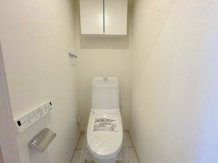 トイレ ゆとりをもったトイレの広さ、新規交換し清潔感溢れる空間になりました。ウォッシュレット・棚付き。